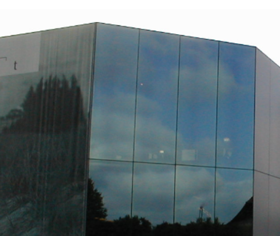 Geklebte Fassade mit Isolierglas